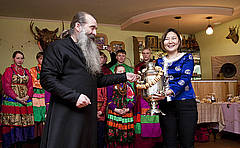 Памятный подрок - настоящий самовар вручили семейские представительнице Монголии