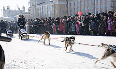 С главной площади Улан-Удэ на собаках караван стартовал в сторону Байкала
